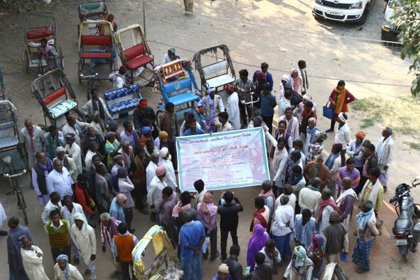 A group photo of cycle rickshaw drivers and oher stakeholders who participated in public consultation meeting at Bodhgaya